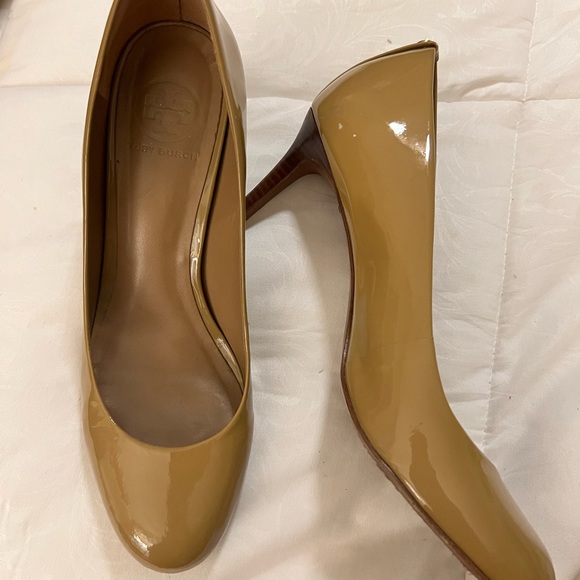 Tory Burch Camel Patent Leather Heels - Picture 3 of 11
